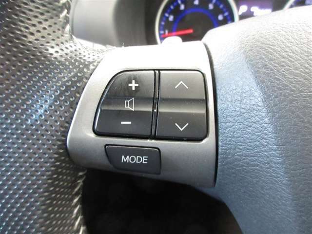 太めの本革巻きステアリングが手にしっくり馴染みます。ステアリングスイッチでオーディオの調整ができます。