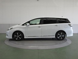 7人乗りとは思えないこのスタイリッシュなサイドデザイン。