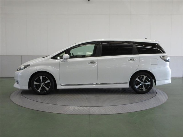 7人乗りとは思えないこのスタイリッシュなサイドデザイン。