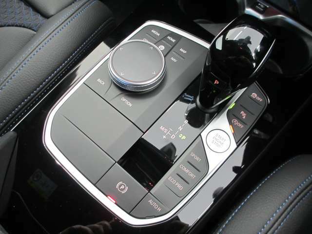 BMWのほぼすべてのモデルで、電子式シフトレバーを採用。手首のスナップだけで簡単に操作が可能。また、スポーツ・マニュアルモードを搭載しており、BMWらしい『意のままに操る』感覚をご体感いただけます。