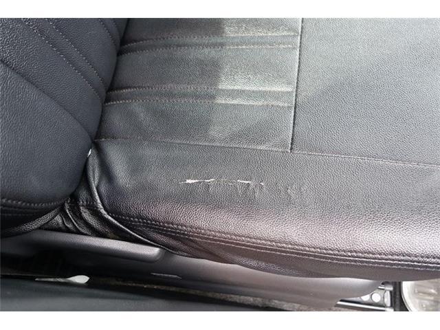 運転席のシートカバーに少しヤレがあります。