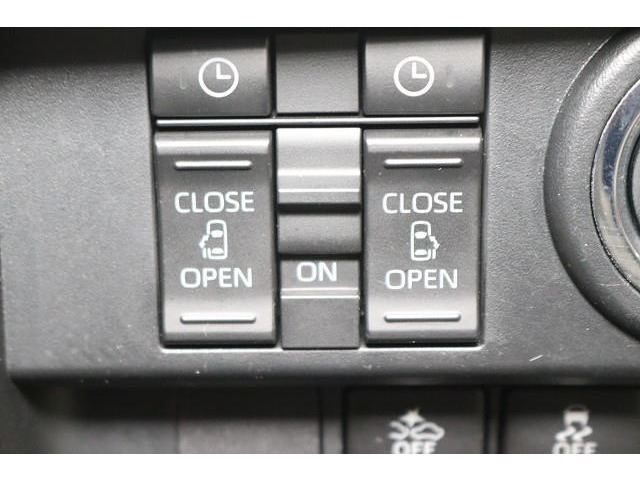 『電動スライドドア』は、坂道や狭い道などでも簡単に開閉できて便利！　運転席からもスイッチで開閉操作がかんたんに出来るので安心です。