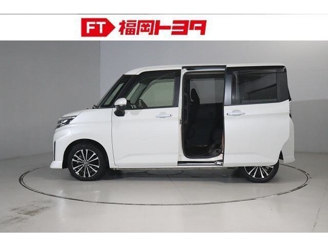 スライドドアは狭い場所での乗り降りにとても便利です。