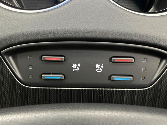 【シートベンチレーション】夏場は涼しい風でお尻や背中の熱やムレを防ぎ、冬はエアコンよりも早く温まってポカポカに！季節を問わず快適に過ごせます。