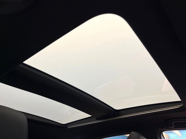 【調光パノラマルーフ】車内の解放感が一気に上がる大型パノラマルーフに調光機能がプラス！日差しが強い時、シェードを閉めなくてもガラスの透明度を調整することで心地よい明るさに♪