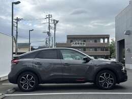 クーペのようになだらかに傾斜するルーフライン