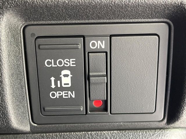 【パワースライドドア】スマートキーや運転席のスイッチでスライドドアの開閉が可能♪電動だから力を入れてドアを開ける必要が無く、小さいお子様でも、重い荷物を持っている時もラクに開け閉めできます♪