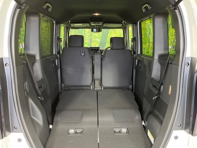 後席を格納すると、これだけの広さが！シーンに合わせたシートアレンジで、大きな荷物も積むことが出来ます♪