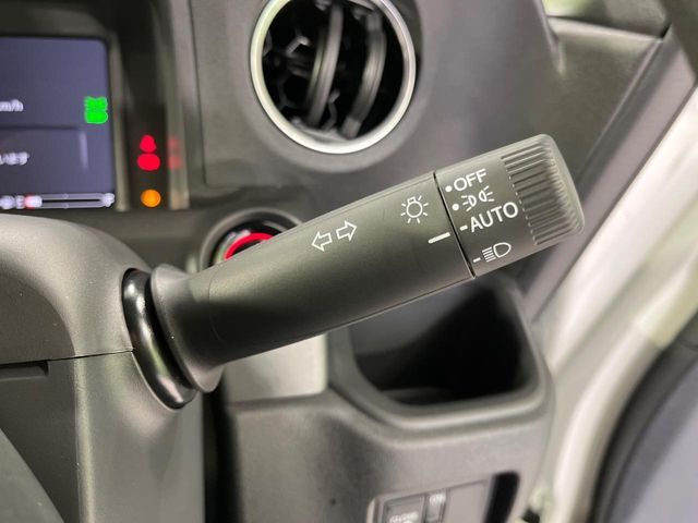 【オートライト】周りの明るさに応じて自動でヘッドライトの点灯・消灯ができる機能です！ライトの付け忘れ・消し忘れなどが無くなり、雨の日や夕方の走行も安心！トンネル通過時も便利ですね♪