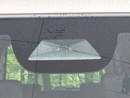【ホンダセンシング】走行中に前方の車両等を認識し、衝突しそうな時は警報とブレーキで衝突回避と被害軽減をアシスト。より安全にドライブをお楽しみいただけます。