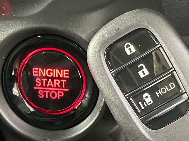 【Hondaスマートキー】カバンやポケットに入れたままでもドアの施錠・解錠が可能なスマートキーを装備。エンジンのオン・オフ時もカギを取り出す必要が無いからとっても便利です♪