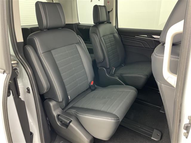 【後部座席】後席もゆったりドライブを楽しめます。内外装はプロこだわりのクリーニングで清潔なおクルマでご納車させていただきます！店舗での現車確認も承っています！