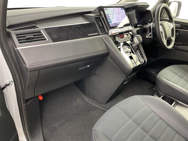 【助手席】きれいな助手席なので家族や友だちに乗ってもらっても安心です！新品のフロアマットのご注文も可能です。掲載箇所以外にご希望の写真がございましたらお気軽にお問い合わせ下さい。