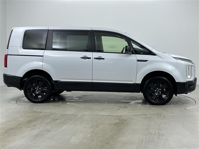 【右】商談ルームには「キッズスペース」を完備しています。DVD、ブロック、絵本、おままごとセット。お子様連れでも、ゆっくりとお車をお選びいただけます！