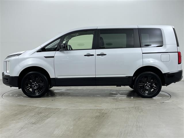 【左】当社基準による調査の結果、修復歴車と判断された車両は一部店舗を除き、販売を行なっておりません。万一、納車時に修復歴があった場合にはご契約の解除等に応じます。