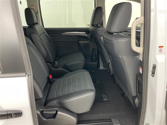 【後部座席】後席もゆったりドライブを楽しめます。内外装はプロこだわりのクリーニングで清潔なおクルマでご納車させていただきます！店舗での現車確認も承っています！