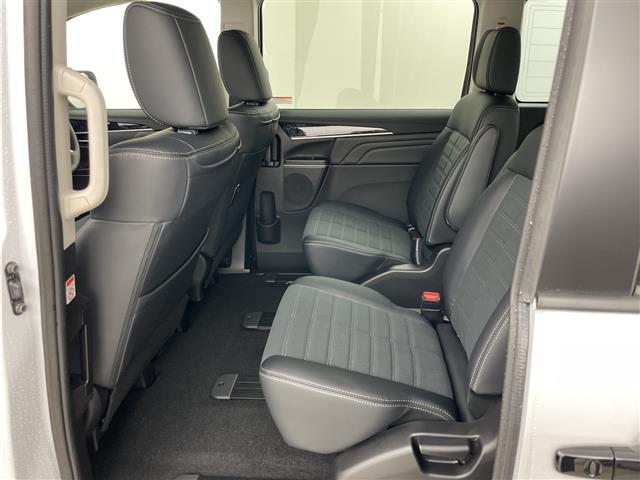 【後部座席】後席もゆったりドライブを楽しめます。内外装はプロこだわりのクリーニングで清潔なおクルマでご納車させていただきます！店舗での現車確認も承っています！