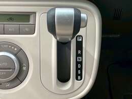 操作簡単なシフトレバーです。