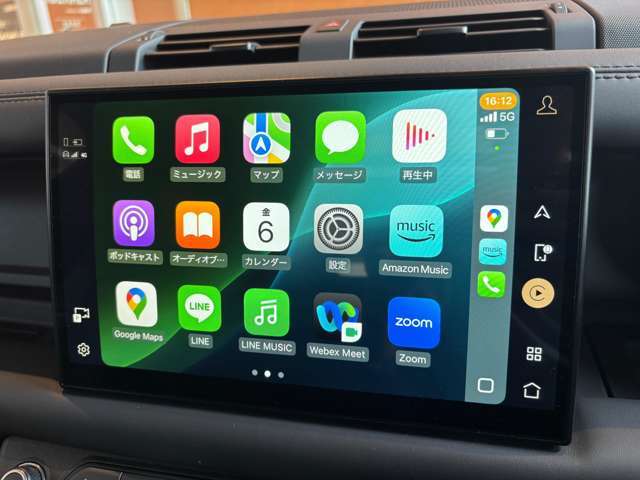 手持ちのiPhoneと接続することで、車内のディスプレイを使って音楽や通話、動画の視聴を楽しめます！Siriを介した音声コマンドで、便利に操作することもできます！