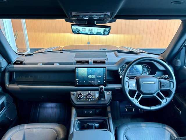 全体を俯瞰してみるとよく分かる、細部までこだわったデザインです！ドライバーの運転姿勢にもこだわっていることがよく分かります！