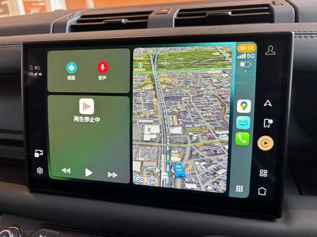 手持ちのiPhoneと接続することで、車内のディスプレイを使って音楽や通話、動画の視聴を楽しめます！Siriを介した音声コマンドで、便利に操作することもできます！