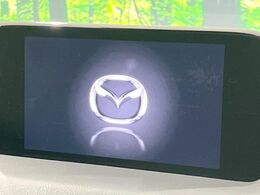 【マツダコネクトナビ】車内の雰囲気にマッチした一体型タイプのナビ。各種車輌設定やBluetooth再生等、様々な機能が楽しめます。直感的なダイヤル操作が可能で、使い勝手も良好です。