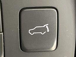 【パワーバックドア】スマートキーや運転席のボタンを押すだけでリアゲートが自動で開閉します！荷物を持っている時や、高い位置にあるバックドアを閉める際に便利な機能です♪