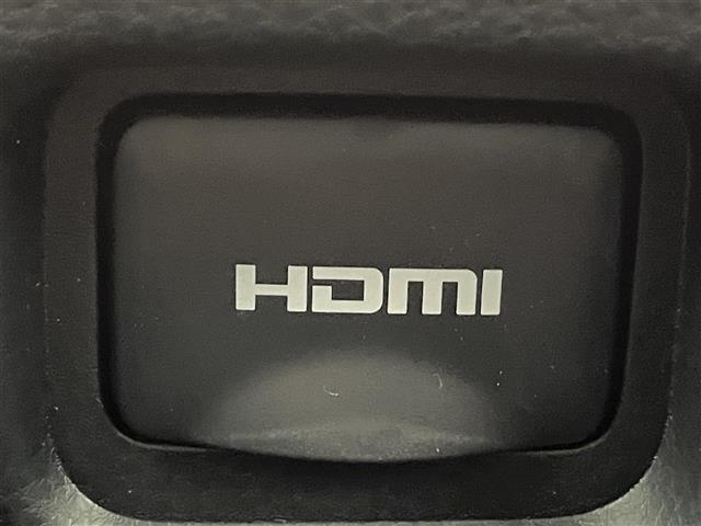 【HDMI】画面に携帯の画像や動画を映し出す事が可能です。長距離運転も飽きることなく楽しく運転できます。