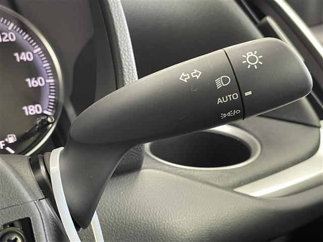 【オートライト（AUTO）】外の明るさをシステムが感知して、自動でヘッドライトが点灯します！ヘッドライトをつけ忘れを防ぐ便利機能です。