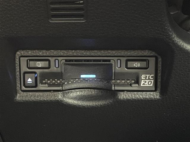 【ETC2.0（DSRC/ITSスポット）】ETCカードを挿入すれば料金所はノンストップで通過できます。ETC限定の割引や、高速道路の情報提供サービスを利用できます。
