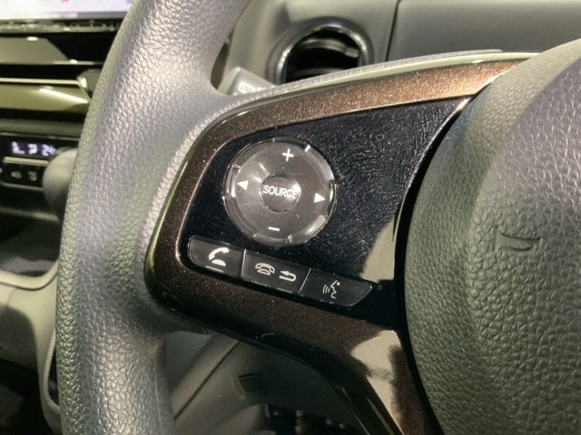 ステアリングにオーディオ操作スイッチが付いています。オーディオ画面に直接タッチしなくても操作が出来ますので、運転に集中できます。