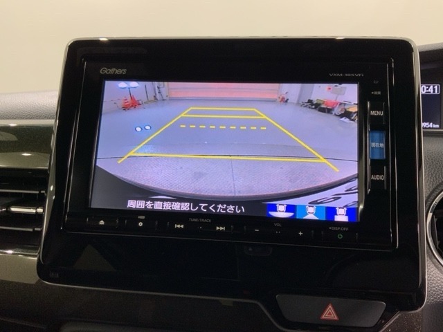 リバースギアに入れるだけで後方の表示へ切り替わります。夜間や雨の日の駐車も楽になりますよ。