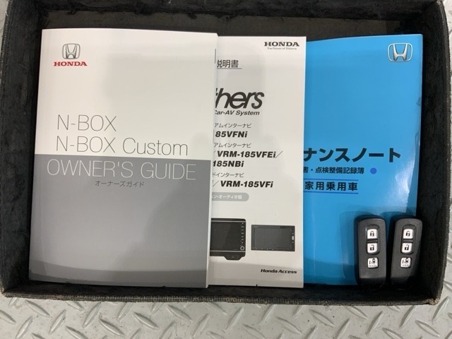 スマートキーは鍵をバッグに入れたままでもドアロックの開閉やエンジンのON・OFFができます。夜間や雨の日も鍵を探さなくて良いので便利です。
