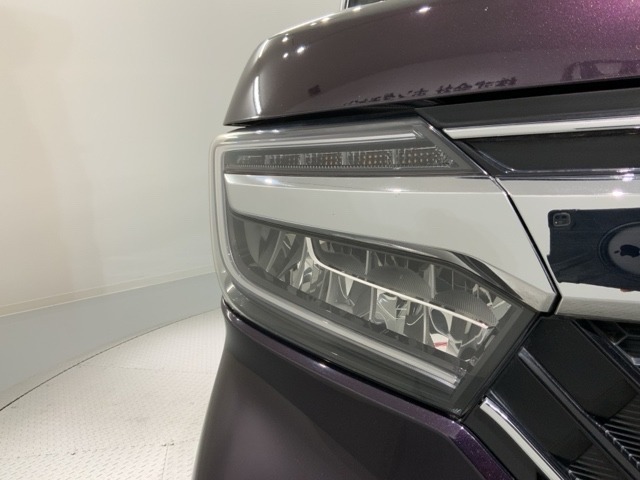 LEDヘッドライトは、点灯の瞬間から最大光量を発揮し、突然暗くなるトンネルなどでの安定感を高めます。