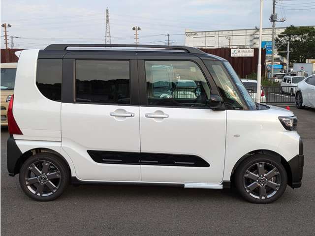 ☆当店商品の特徴☆　登録がされているお車で走行距離は10キロほどで誰も乗っていない車です！展示車はキズが付いてしまう場合もあるので直接ご確認くださいませ。