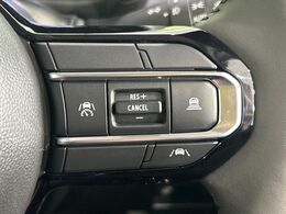 【アダプティブクルーズコントロール】高速道路での長距離走行が楽に！！自動で速度を保つクルーズコントロールが、衝突軽減システムと連携し、前方の車両を感知して車間を保つように速度調節してくれます！！