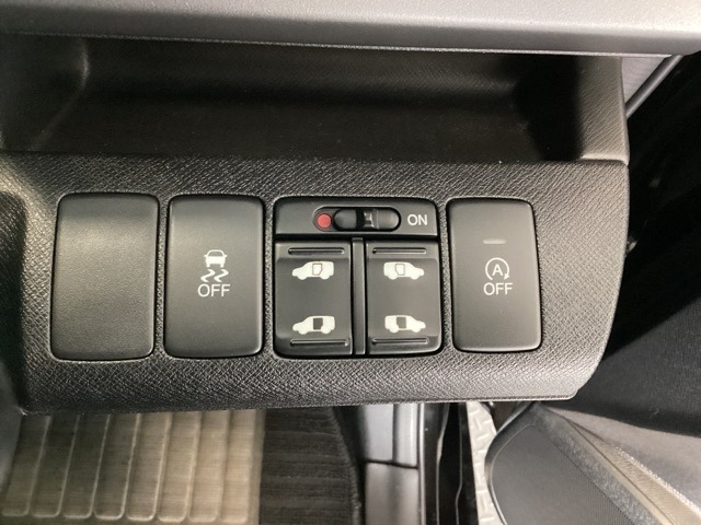 両側電動スライドドアは運転席から操作ができるよう、操作スイッチが付いています。VSA（ABS＋TCS＋横滑り抑制）解除スイッチも装備しています。
