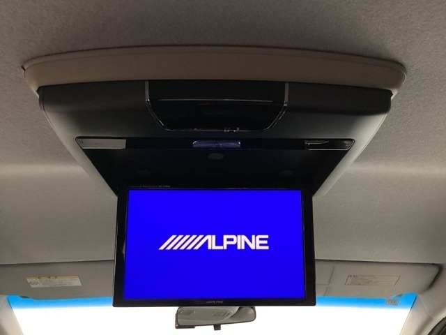 天井にリア席モニター（社外品）が付いています。ナビゲーションで再生しているDVD等の映像を、後部座席の方にご覧いただくことができます。お子様にも大人気です。