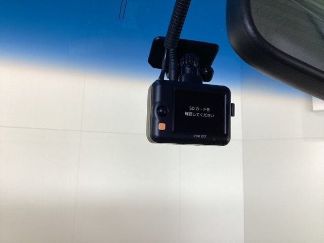 ドライブレコーダー（社外品）が前方の監視をしてくれます。衝突や急ブレーキなどを感知した場合に、記録された動画が万が一の際に直前の状況を把握する手助けとなります。