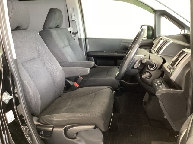 女性でも運転がしやすいように、シートの高さ調整機能（シートリフター）がついています。広い足元にゆったり座れるシートには肘掛も装備しており長距離の運転でも疲れにくいシートです。