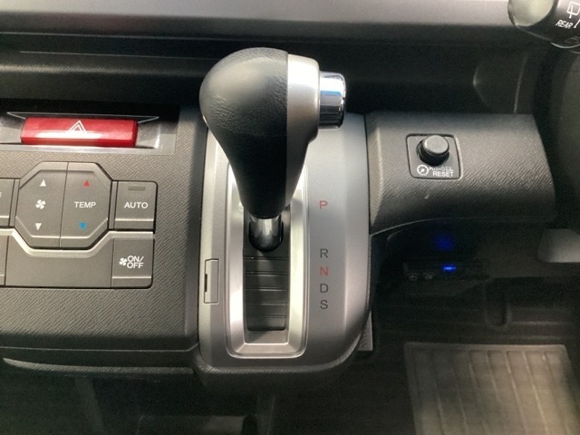 CVT車のセレクトレバーです。低速から高速まで、変速ショックのないスムーズな走りを実現するとともに、エンジン効率のよい領域を維持することで燃費にも貢献します。
