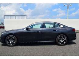 ご納車前には、BMWを熟知したメカニックによる100項目の点検・整備を行います。不具合箇所、交換時期に達している部品に関しましては、全て当社負担で交換してからのご納車となります。