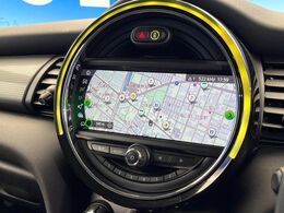 ●純正ナビ:一体感のあるナビは、高級感ある車内を演出してくれます。オーディオ機能も充実しておりますので、運転もより楽しめます♪