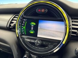 ●バックカメラ：便利な【バックカメラ】で安全確認もできます。駐車が苦手な方にもオススメな便利機能です。