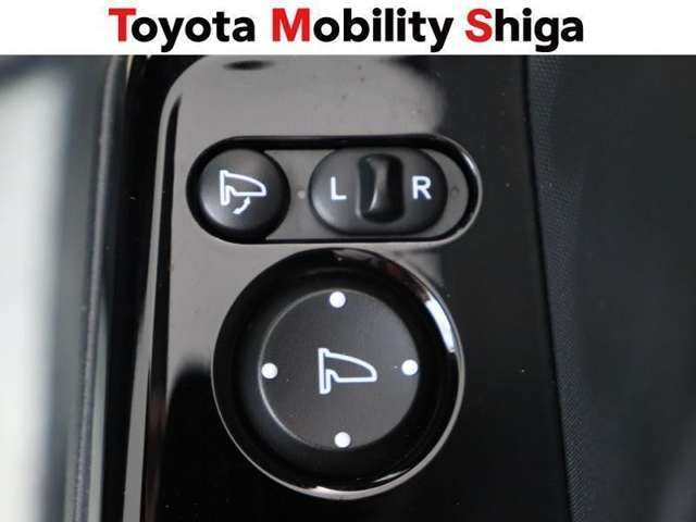 車内からワンタッチでサイドミラーの格納ができるので狭い駐車場などで便利です。