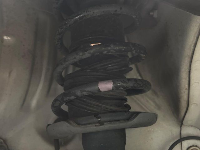 お車を安心してお乗りいただく為には、足回りの定期点検が欠かせません。サービスサポート（有償保証）では無料点検もご提供しており、安心のカーライフをお過ごしいただけるサポート体制が整っています。