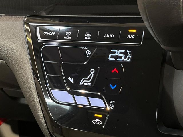 【オートエアコン】一度お好みの温度に設定すれば、車内の温度を検知し風量や温度を自動で調整。暑い…寒い…と何度もスイッチ操作をする必要はありません。快適な車内空間には必須の機能ですね♪