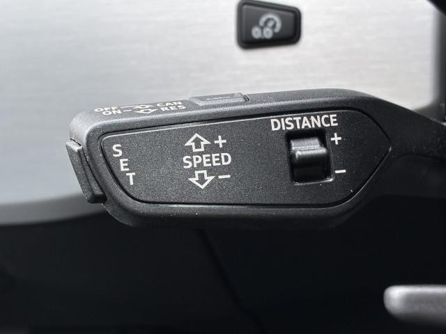 ●アダプティブクルーズコントロール『設定した速度で前方車両に追いつくと、安全な車間距離を自動で調整して前方車両を追従します。長距離ドライブでの疲労を軽減する大変重宝する機能です。』