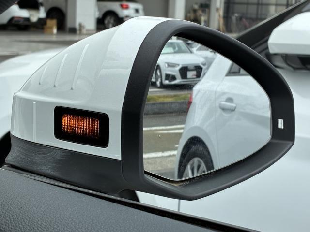 ●アウディサイドアシスト『後方の死角を並走する車両を検知しドアミラーの内側のLEDが点灯。ドライバーに注意を促し事故を未然に防ぐシステムです。』