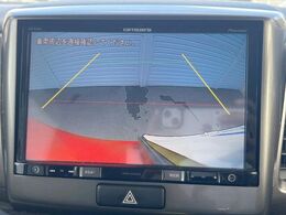 【バックカメラ】駐車時に後方がリアルタイム映像で確認できます。大型商業施設や立体駐車場での駐車時や、夜間のバック時に大活躍！運転スキルに関わらず、今や必須となった装備のひとつです！
